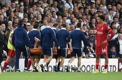 Todos los espectadores de Elland Road aplaudieron a Harvey Elliott que se retiró en camilla retribuyendo la ovación recibida.