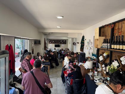 Todos los fines de semana en Las Nonas Ramona - Petrona se realiza una peña con música en vivo