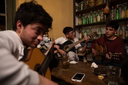 Todos los fines de semana se arman guitarreadas en Los Principios