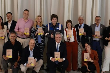 Todos los funcionarios del Gobierno que participaron de la reunión convocada por Javier Milei en Olivos