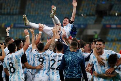 Todos los futbolistas del plantel celebran el título con su capitán, Lionel Messi