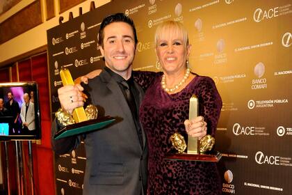 Mariano Chiesa y Valeria Lynch, con sus premios ACE por Sunset Boulevard