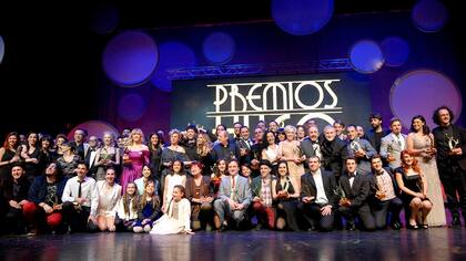 Todos los ganadores, todos. Felices, los premiados se sacaron un foto sobre el escenario del teatro Astral