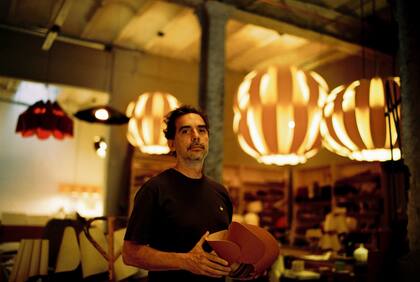 Todos los integrantes de Weplight se ocupan personalmente de la producción y ensamblaje de las lámparas, incluyendo a Marcelo Dabini, el dueño de la empresa