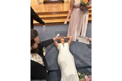 Todos los invitados comenzaron a asistirla