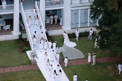Todos los invitados respetaron el dress code y se vistieron de blanco. Las mujeres en su mayoría eligieron vestidos y los hombres, trajes de lino.