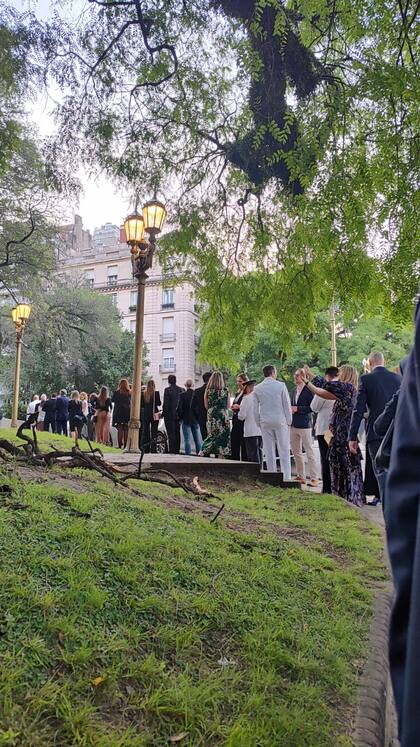 Todos los invitados se presentaron puntuales en las puertas de la Residencia