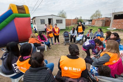 Todos los jueves, las voluntarias se reúnen para encontrar soluciones conjuntas a los problemas de las familias del barrio