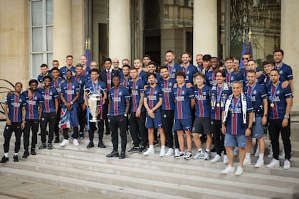 Todos los jugadores de PSG en los Parques Eliseos tras la conquista de la Champions League, el trofeo que está en manos de Marquinhos