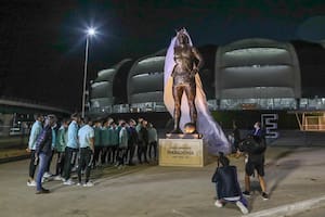 "Diego eterno". Messi inauguró la impactante estatua de Diego Maradona