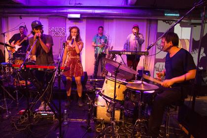 Todos los martes, La Grande anima la fiesta en Santos 4040. Pero durante marzo se muda a la sala Siranush, en Palermo. Aquí, con dos invitados: Pablo Sbaraglia y Belén Pasqualini.