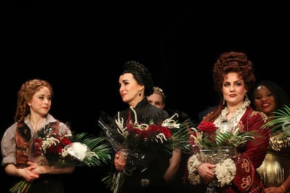 Todos los miembros del elenco recibieron ramos de flores en una noche ganada por la emoción de dejar en el pasado un título que ya formaba parte del paisaje de Nueva York