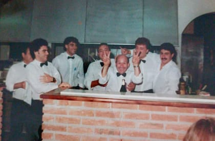 Todos los mozos en la nueva sucursal de la calle Echeverría.