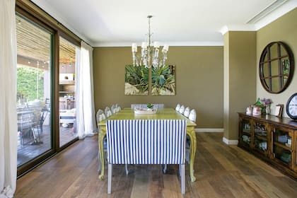 Todos los muebles del comedor son de Old Oak, el antiguo local de la madre de la dueña de casa.