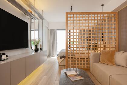 Todos los muebles fueron hechos a medida por Estudio Aldo. Se priorizaron las líneas curvas y elementos que no interrumpan las vistas, sino que las amplíen.