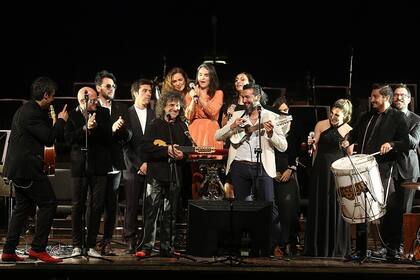Todos los músicos argentinos y chilenos que participaron del homenaje a Violeta Parra subidos al escenario del Colón