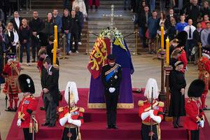 Acompañados por sus seis primos, Guillermo y Harry velaron el féretro de Isabel II