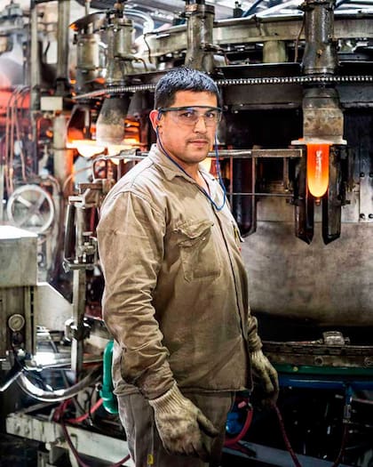 Todos los operarios trabajan con guantes resistentes a las altas temperaturas