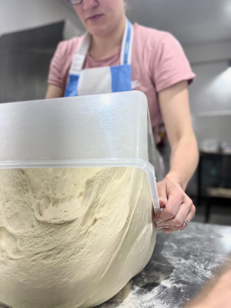 El sabor de las raíces: Monika Andrioulo y su éxito en la panadería artesanal