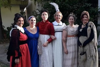 "Todos los participantes deberán asistir con su respectivos atuendos de época, estilo Imperio. Ni miriñaque ni peinetón”