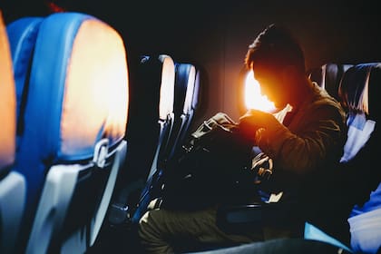 Todos los pasajeros de un avión pueden cargar con su equipaje de mano y un artículo personal, pero los detalles varían entre cada línea aérea