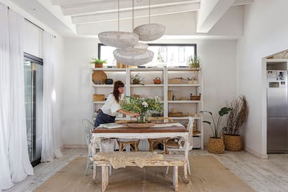 Todos los pisos se hicieron con porcelanato símil madera ‘Encino’ (Cerámica Alberdi).