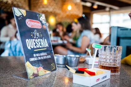 Todos los presentes pudieron degustar una selección de quesos de La Serenísima.