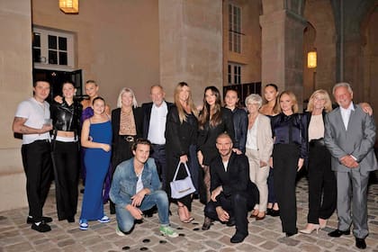 Todos los presentes que acompañaron a la ex Spice Girl en París, entre quienes se encontraban los padres de la diseñadora, Anthony y Jacqueline, en el extremo derecho de la foto.