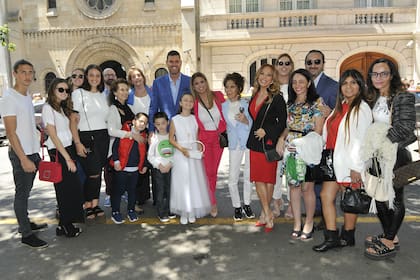 Todos los que concurrieron a la iglesia junto a la homenajeada, Mia