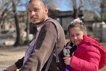 Todos los sábados al mediodía Jazmín va con su papá a retirar el almuerzo al comedor de Cáritas San Roque