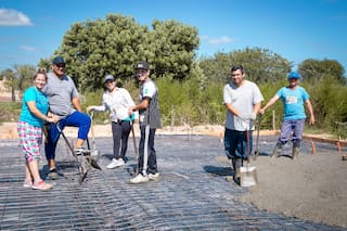 Unas 50 familias construyen un barrio nuevo sin saber en qué terreno tendrán su casa