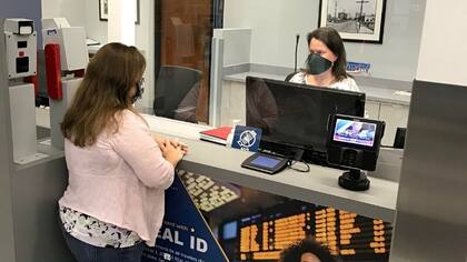 Todos los solicitantes de una identificación Real ID se deben presentar en persona en una oficina del DMV para proporcionar documentación