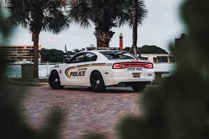 Todos los vehículos oficiales de la policía deben tener distintivos y los agentes deben identificarse claramente al momento de una detención