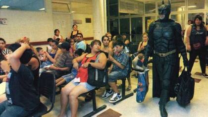 Todos los viernes, los chicos del hospital esperan la visita de su superhéroe favorito