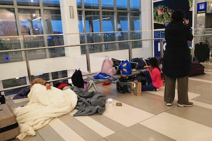 Todos los vuelos con origen y destino en el aeropuerto LaGuardia fueron cancelados hasta las 14 después de que un avión de Air Canada Express procedente de Montreal chocara con un camión de bomberos en la pista