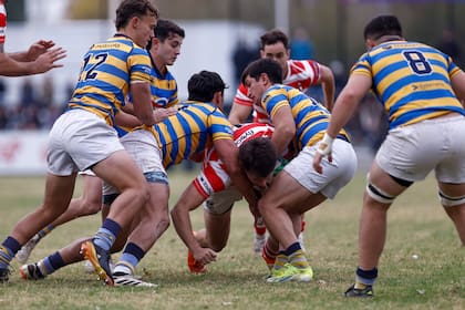 Todos para uno: cuatro jugadores de Hindú (Fernández Miranda, Fermín Ormaechea, Martín Sulam y Tomás Amher) se abocan a detener al atacante de Alumni (Matías Del Franco); el Elefante tiene compromiso defensivo.