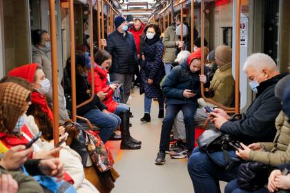 Todos pendientes a las noticias de la guerra en el metro de Moscú. Las voces pacifistas se expresan cada vez con más energía a través de las redes sociales y otros medios de difusión