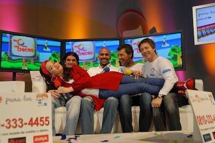 Todos por los chicos: Ortega, Verón, Tinelli, Suar y Natalia Oreiro, que fue la conductora del programa