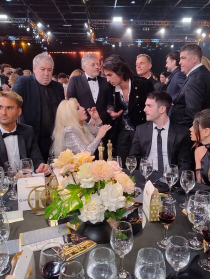 Todos quieren acercarse a saludar a Susana Giménez y a Mirtha Legrand