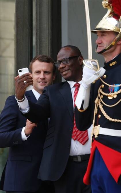 Todos quieren una foto con Macron, el hombre del momento