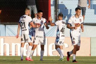 Una pifia, un mal cálculo y un golazo de Farioli, la fórmula para el 3-1 de Arsenal ante Newell's