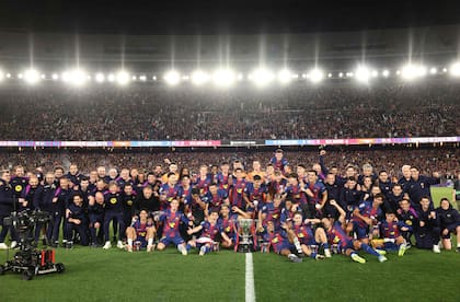 Todos unidos: jugadores, cuerpo técnico, staff del club y público... en la celebración de la 29na estrella de Liga de Barcelona