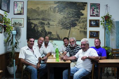 Todos y más. A la izquierda: el Turco, Rubén y Tino. Contra la pared, a la derecha, un invitado del día, el ruso Arturo. El de remera a rayas es Mario y el de la violeta es el socio de Martín Osvaldo (Martín), que está al frente