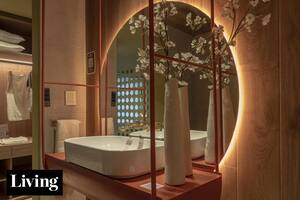 Bachas incorporadas a la mesada, buena iluminación y espejos de cuerpo entero