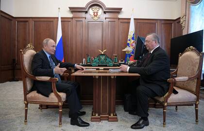 Tokarev, junto a Putin