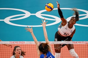 Tokio 2020: el remate de la ecuatoriana Erika Mercado, jugadora del seleccionado argentino de voleibol femenino.