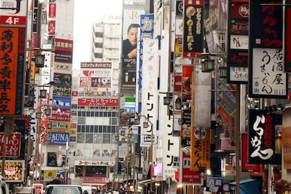 Tokio está llena de carteles, “la información ataca”, dice, pero ella, sin ese código de programación instalado, es inmune: “Vivo mi ignorancia como un valor..."