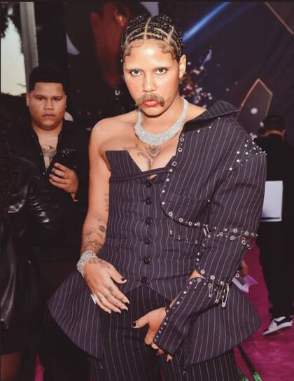 Tokischa sorprendió con su bigote en la alfombra roja de los premios Lo Nuestro