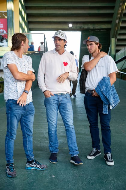 Tolito Fernández Ocampo, Ignacio Figueras y Lucio Fernández Ocampo bajan de la tribuna C.