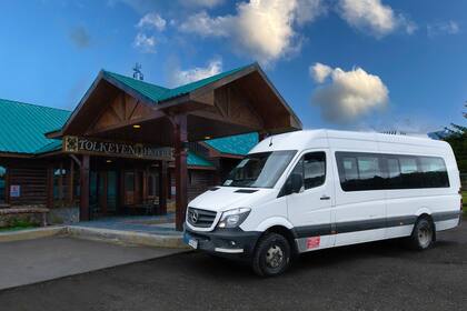 Tolkeyén cuenta con transporte regular desde y hasta la ciudad de Ushuaia y el aeropuerto y ofrece también excursiones para conocer el destino a fondo. 